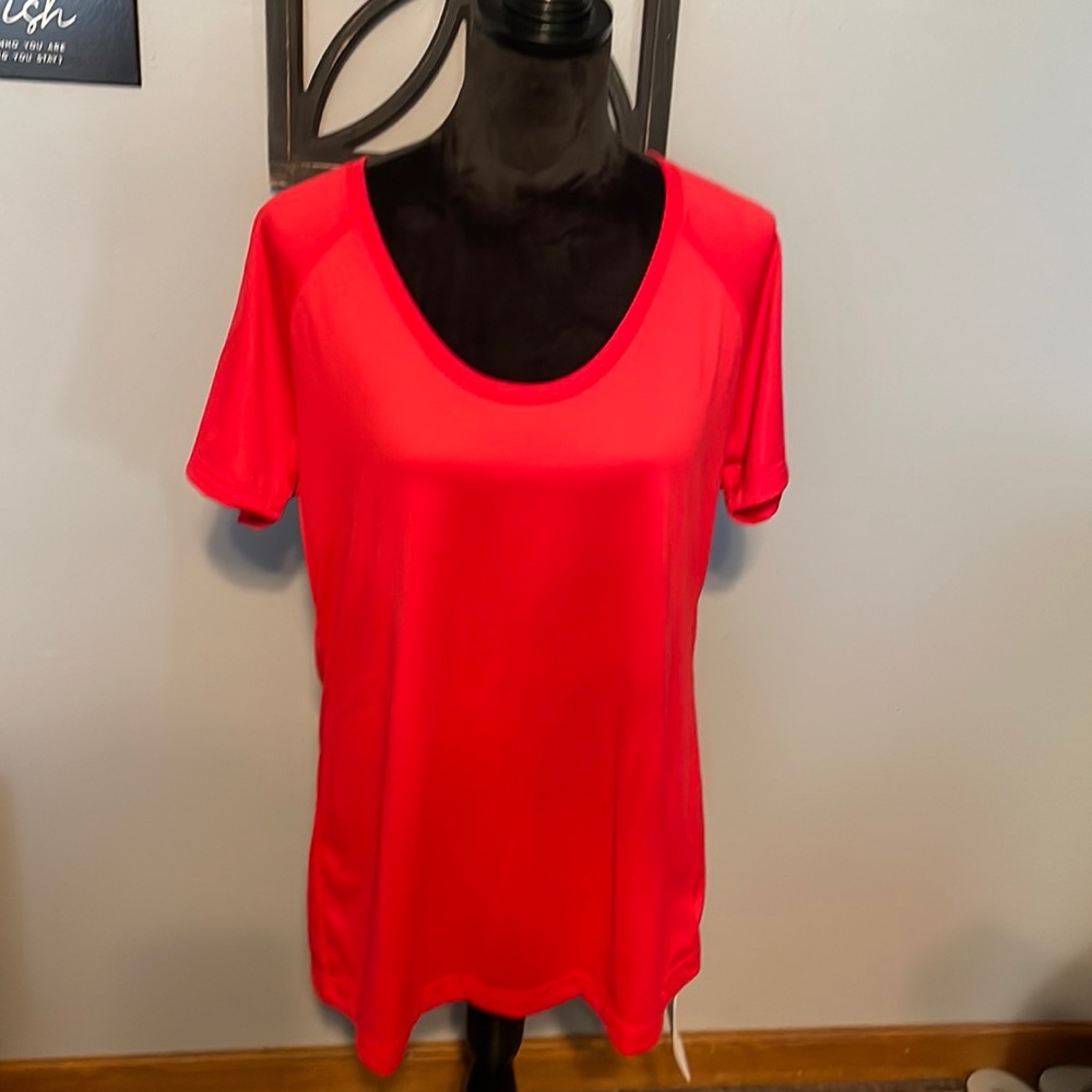 Women’s Under Armour t-shirt- Brand New With tags at an amazing price